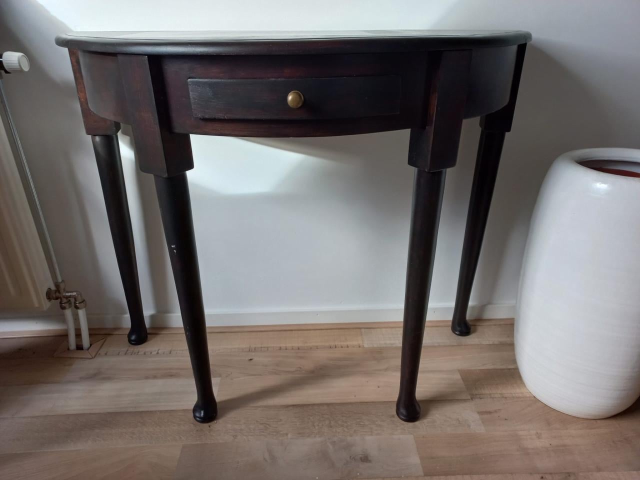 Halfronde side table