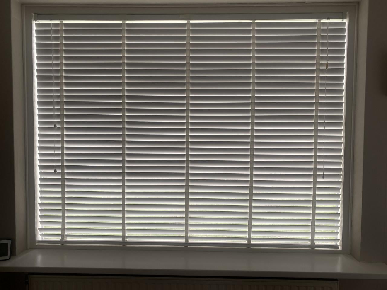 Witte houten jaloezieën