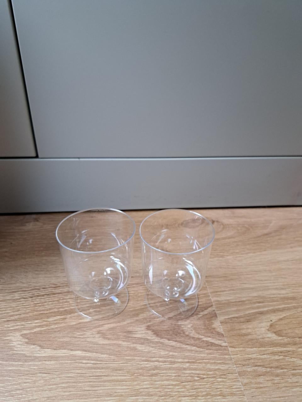 Doosje plastic wijnglaasjes!