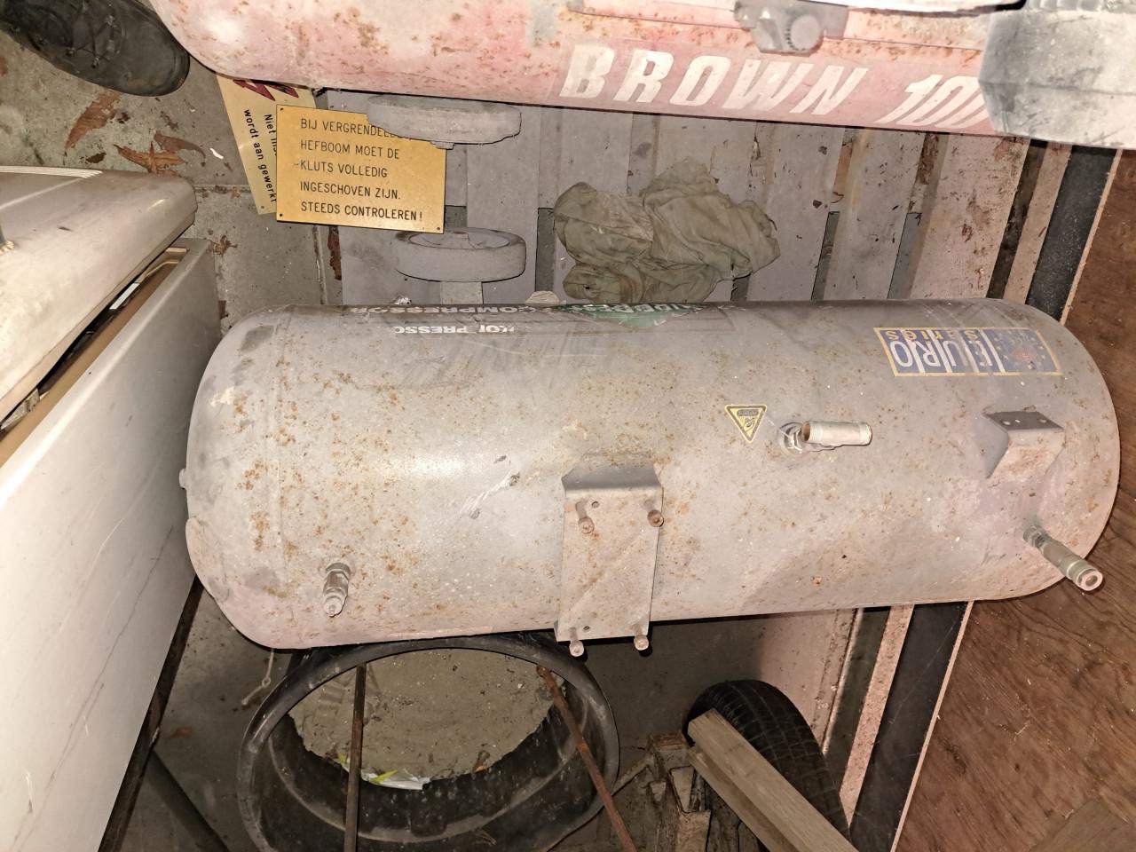 Compressor met extra tank