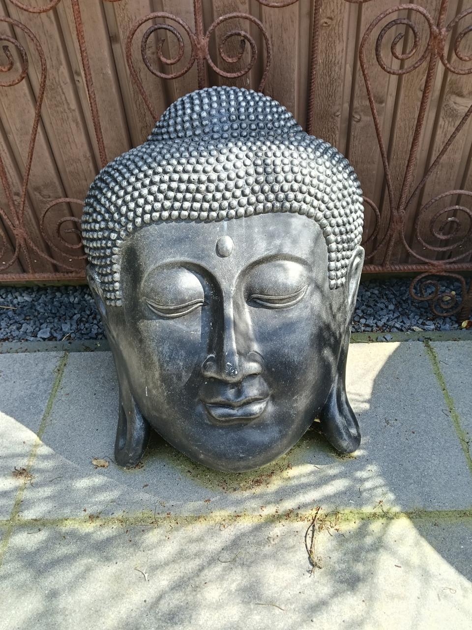 Groot zwart boedha hoofd