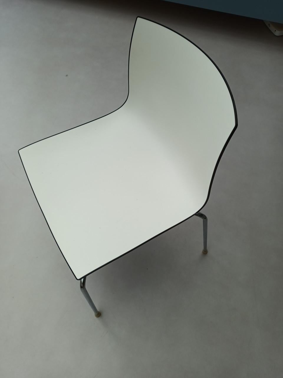 4 of 6 Arper eetkamerstoelen Zwart/Wit