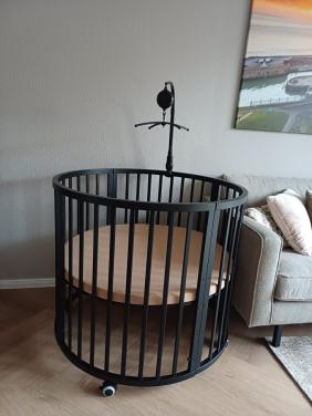 Babybox met matras, 2x Jollein hoeslaken en muziekmobiel — €55