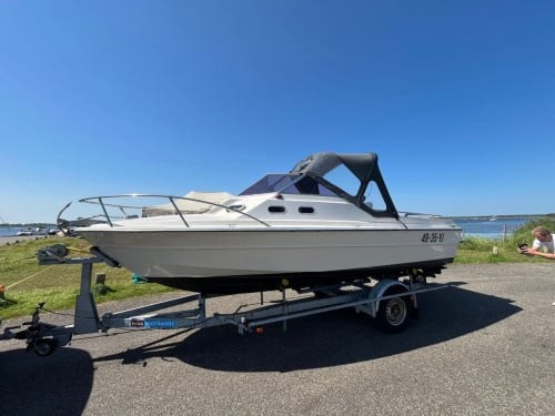 Kajuitboot met trailer