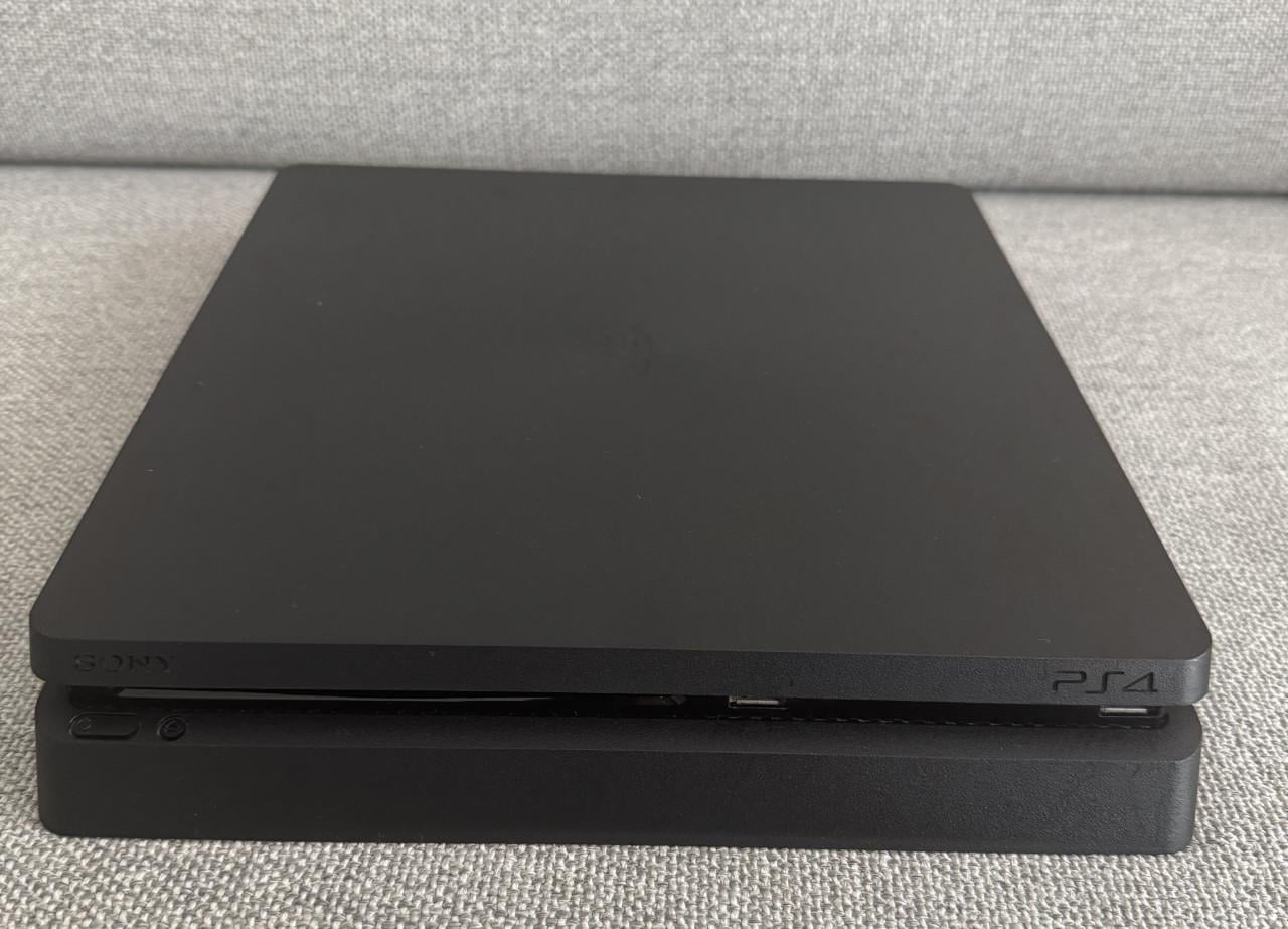 PS4 Slim CUH-2016B | 500GB | 3 Controllers | 7 Games