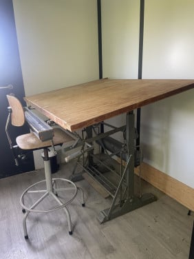 Vintage tekentafel met originele architecten kruk