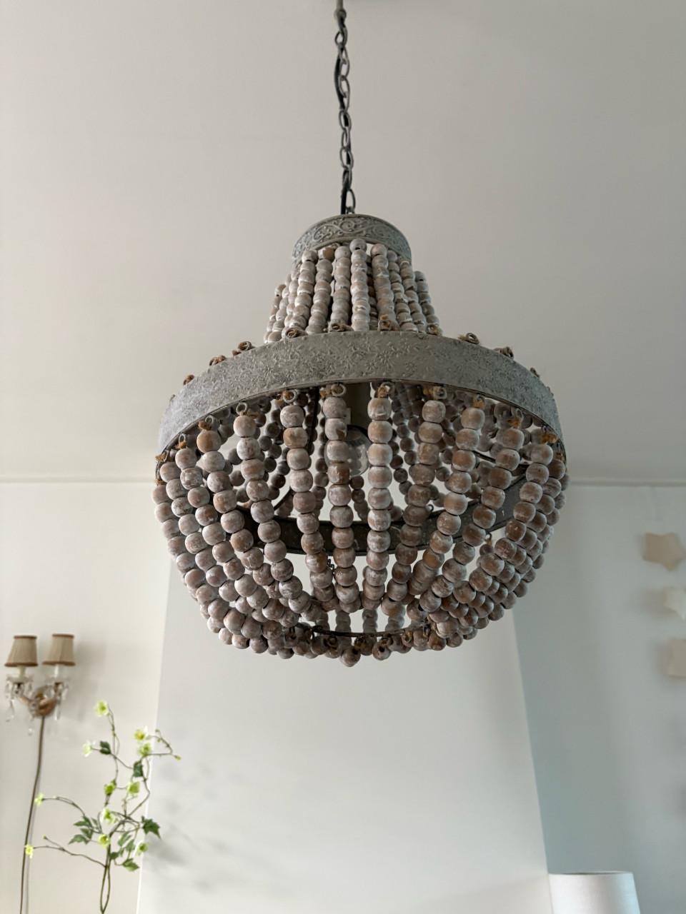 Kroonluchter van houten kralen