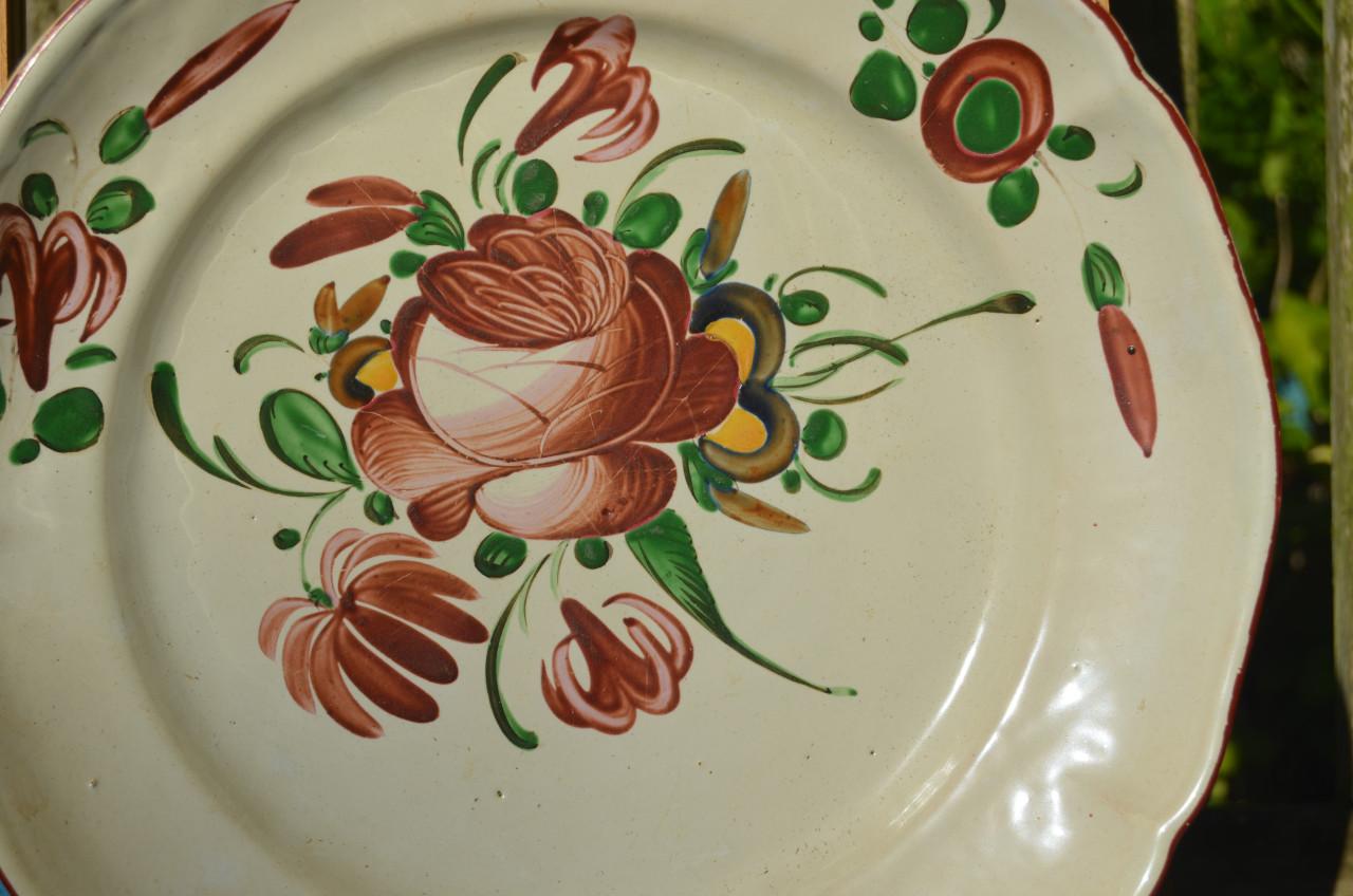 Div. aardewerk borden floraal decor op 1 na 19e/20e eeuw (5)