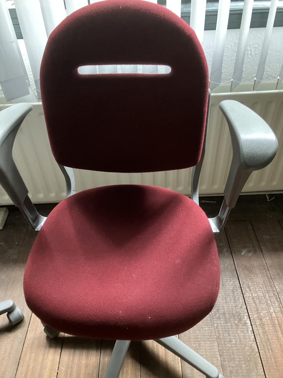 Twee bureaustoelen bordeauxrood