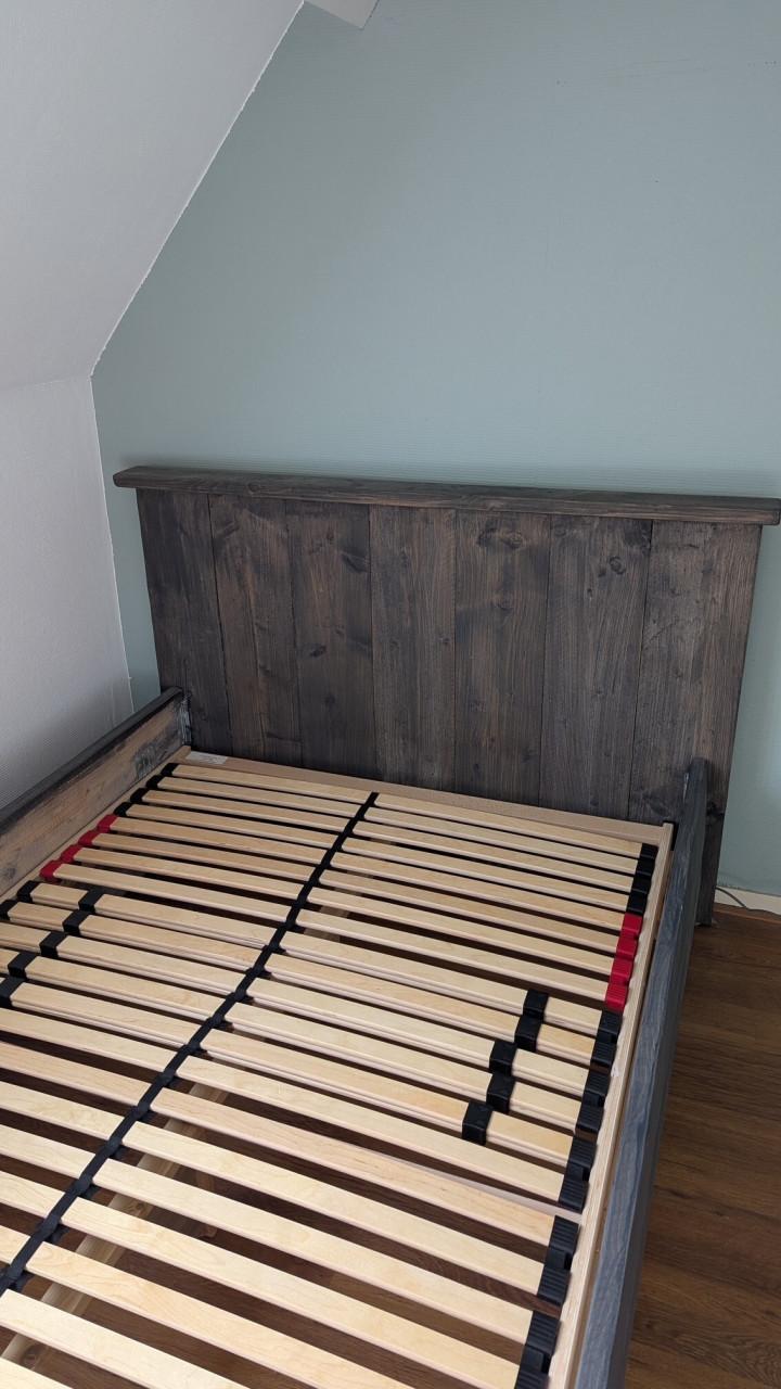 Steigerhouten bed