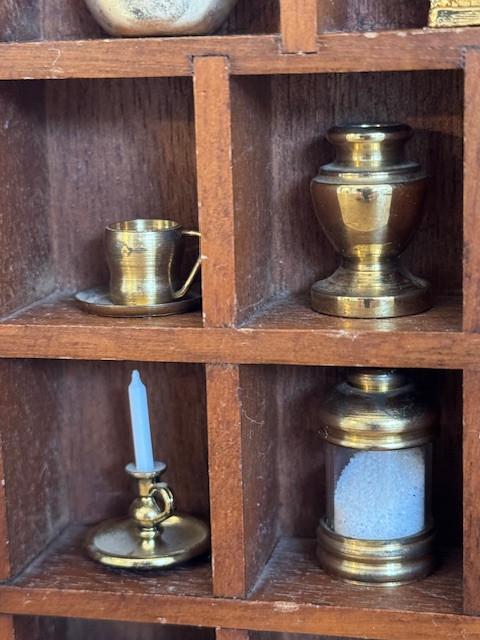 Sfeervol houten letterbakje gevuld met 16 messing miniaturen, vintage