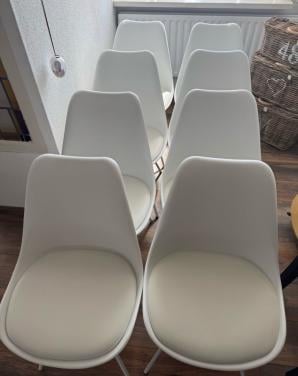 8  of 4 witte stoelen ( nieuw )
