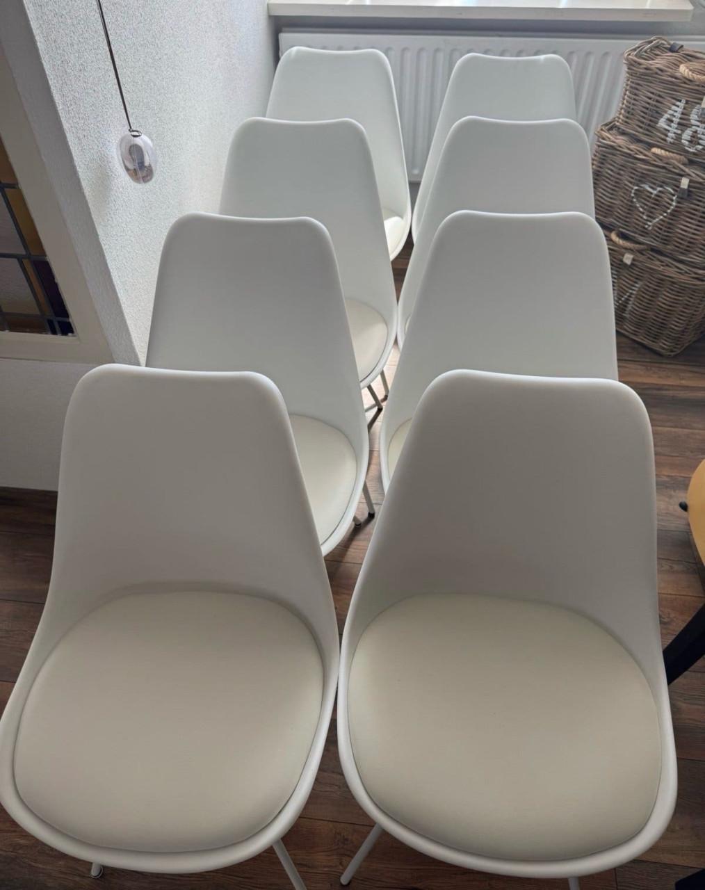 8  of 4 witte stoelen ( nieuw )