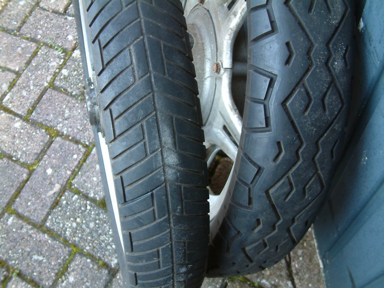 Set wielen met banden en tandwieldrager    40 euro