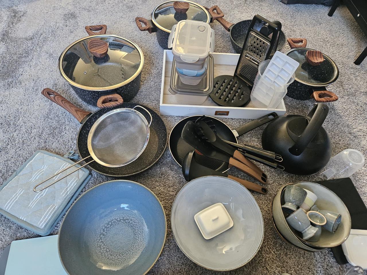 Camping set (pannen, borden, etc).