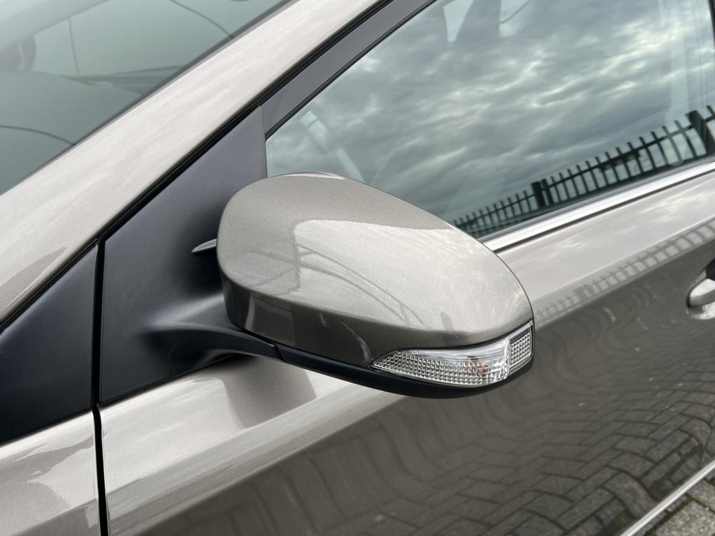 Toyota Auris 1.8 hybrid energy.