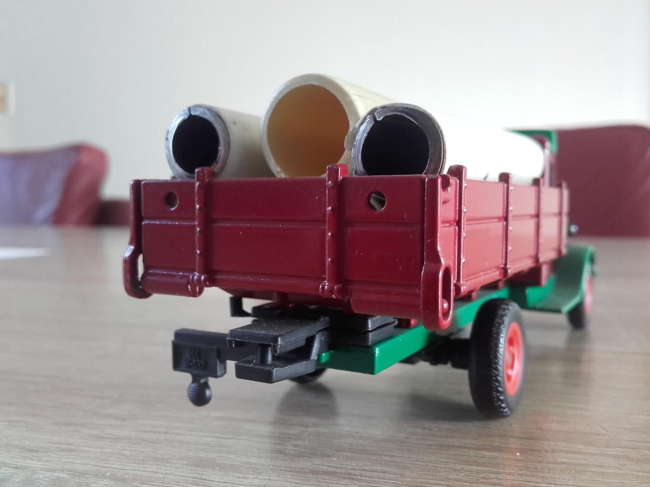 White truck van Siku met lading.