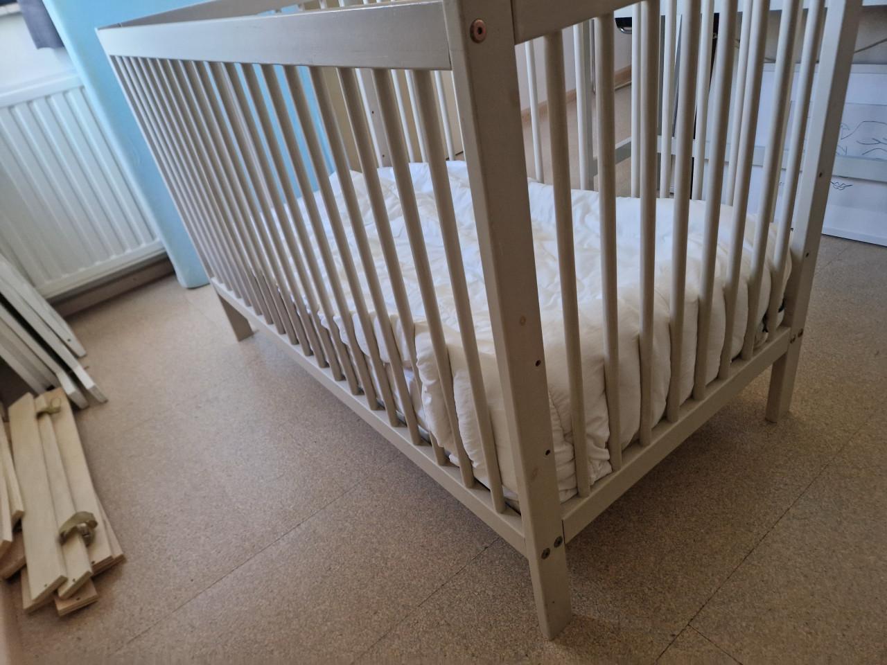 Babybedje (wit) met matrasje en dekbed