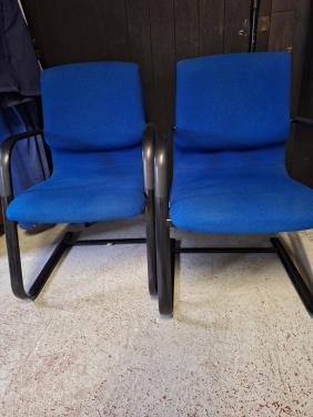 2 x identieke blauwe stoel