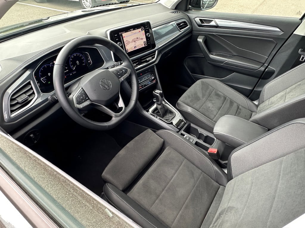 Volkswagen T-roc 1.5 tsi 150pk dsg style | trekhaak | navi | iq light | ada