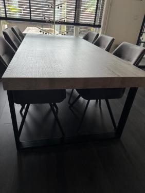 Grijze eetkamertafel