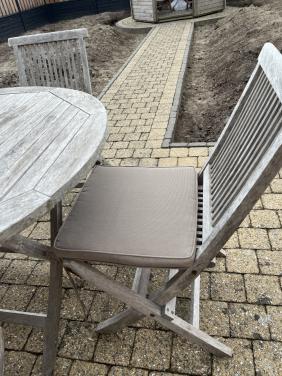 Tuinset teakhout tafel en 4 stoelen met kussens