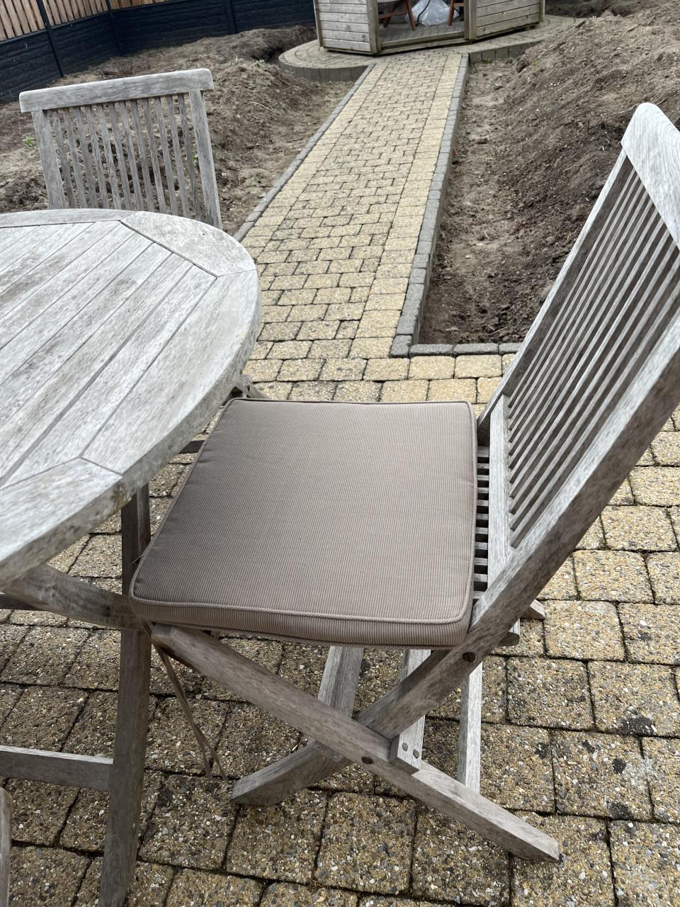 Tuinset teakhout tafel en 4 stoelen met kussens