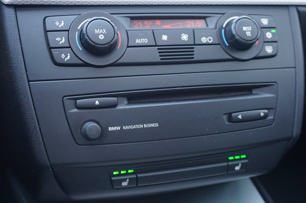 BMW 1 Serie 120i executive automaat - climate / navi / pano / cruise / park