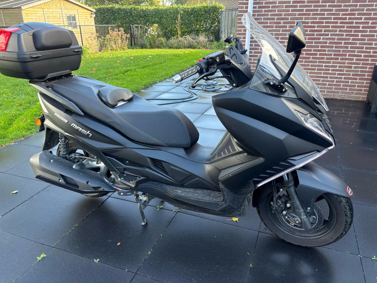Mooie en fijne MASH Belena 300 Motor scooter met twee jaar garantie