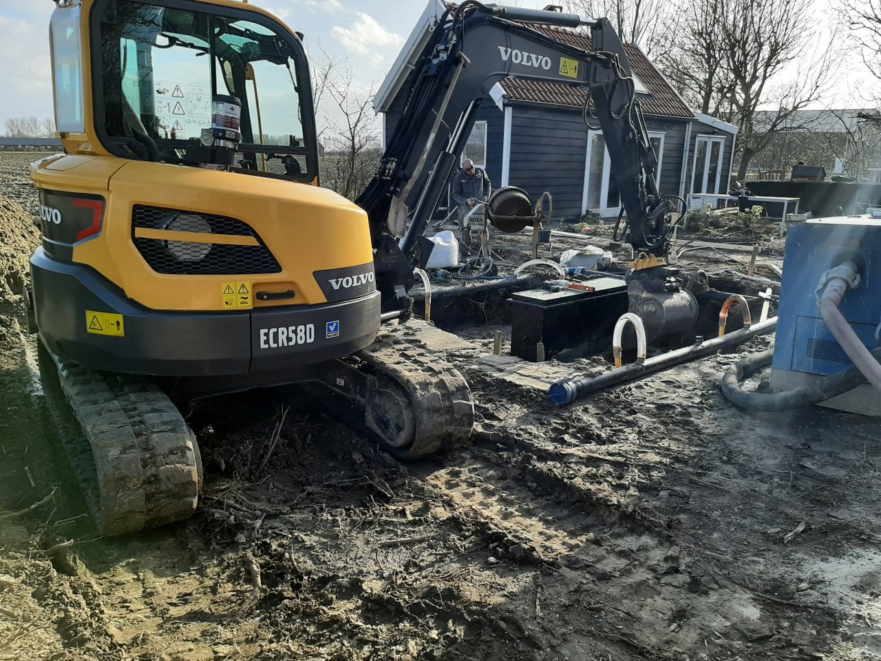 Mini/midigraver 6 ton met machinist te huur