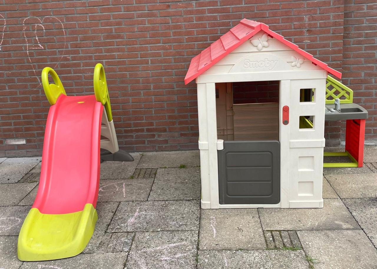 Smoby speelhuis + buitenkeuken, deurbel + ( water) glijbaan