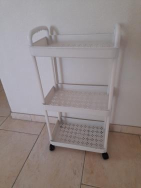 Kleine trolley  34 x 22 x 70 (in goede staat )  Materiaal ; Plastic