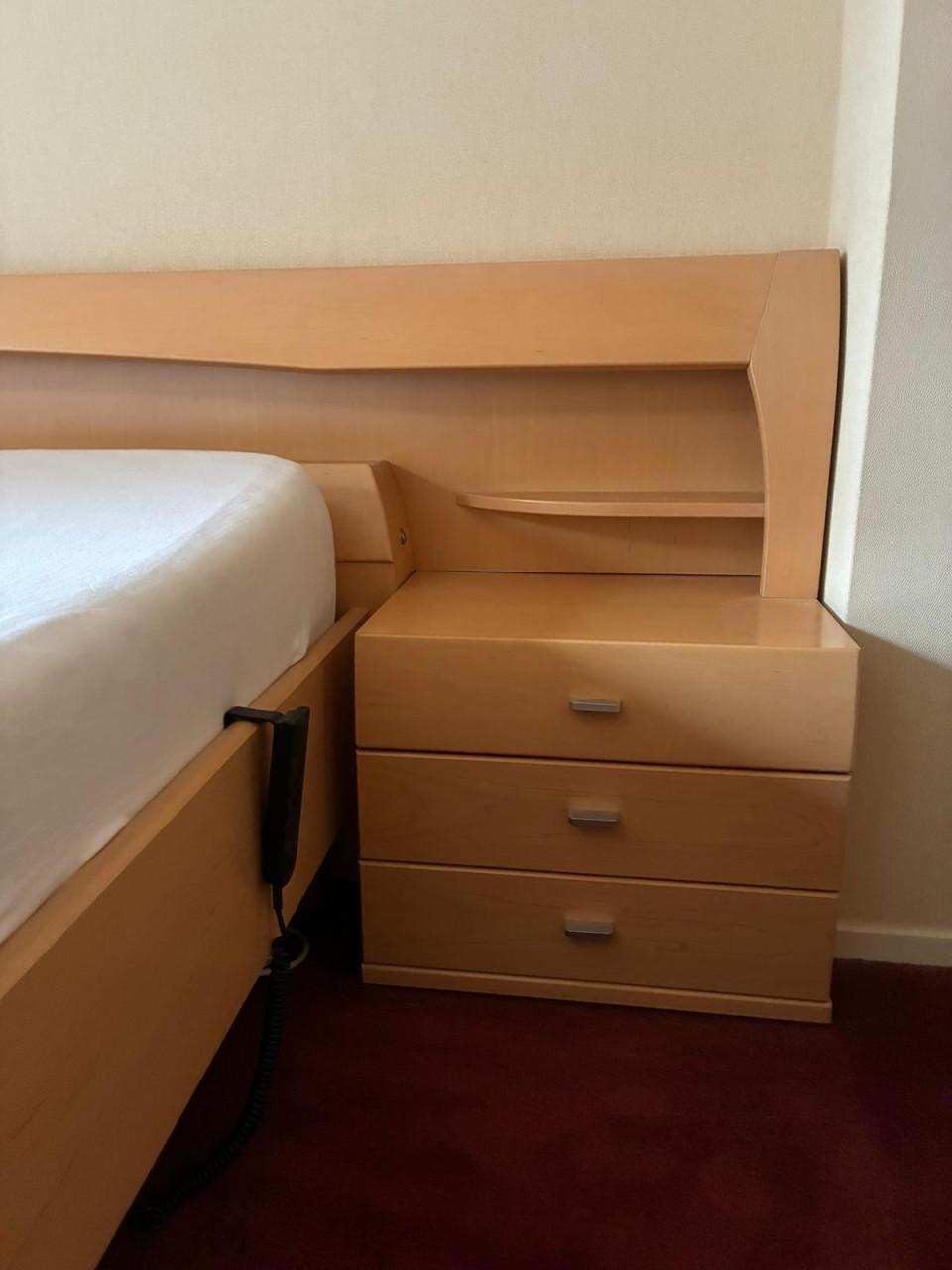 Kledingkast fineer, evt met bijpassend ledikant. In perfecte staat!