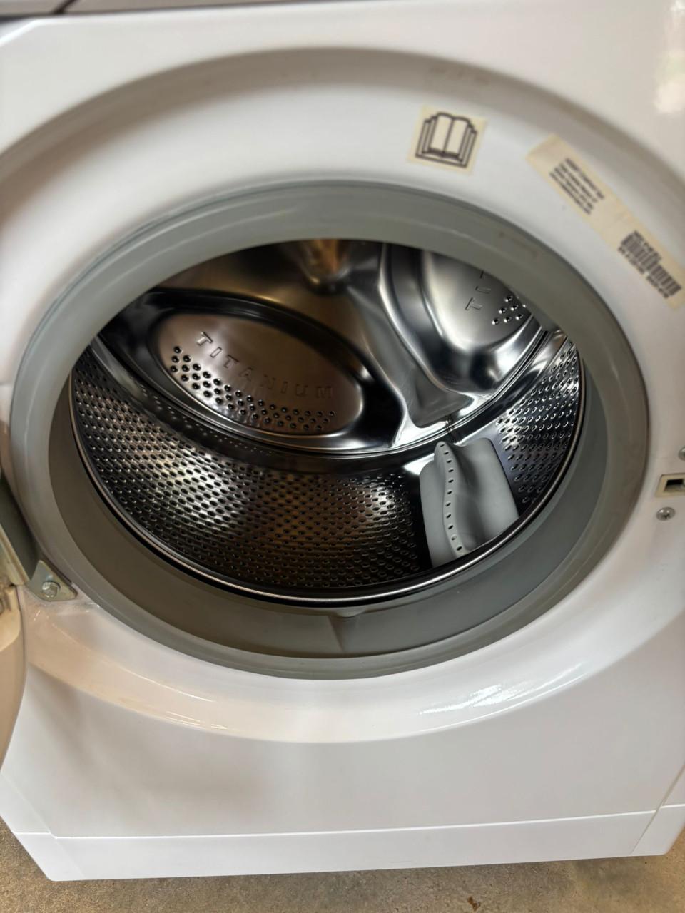 Te koop keurige wasmachine en droger in een