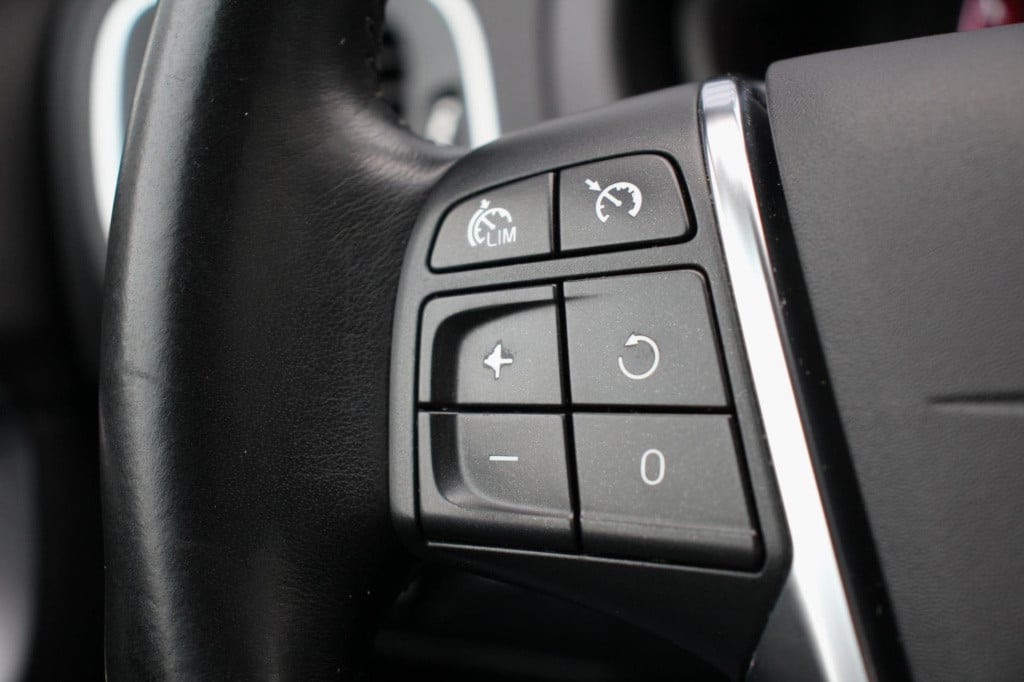 Volvo V40 1.6 t3 momentum -xenon - trekhaak - navi - achteruitrij camera - 