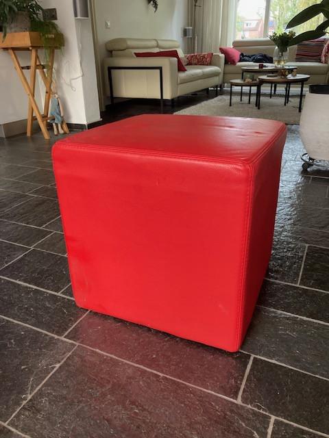 Poef rood leer 50x50x50 cm.