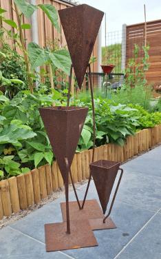 Kunst in de tuin roestobject