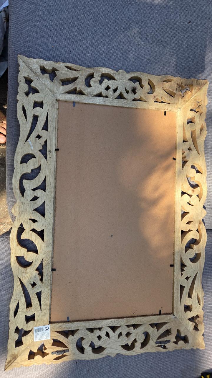 Houten fotolijst met sierlijk houtsnijwerk