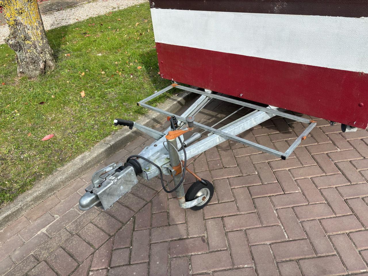 Aanhanger / kar met klep.