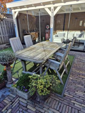 Teakhouten tuinset plus 4 kussens.