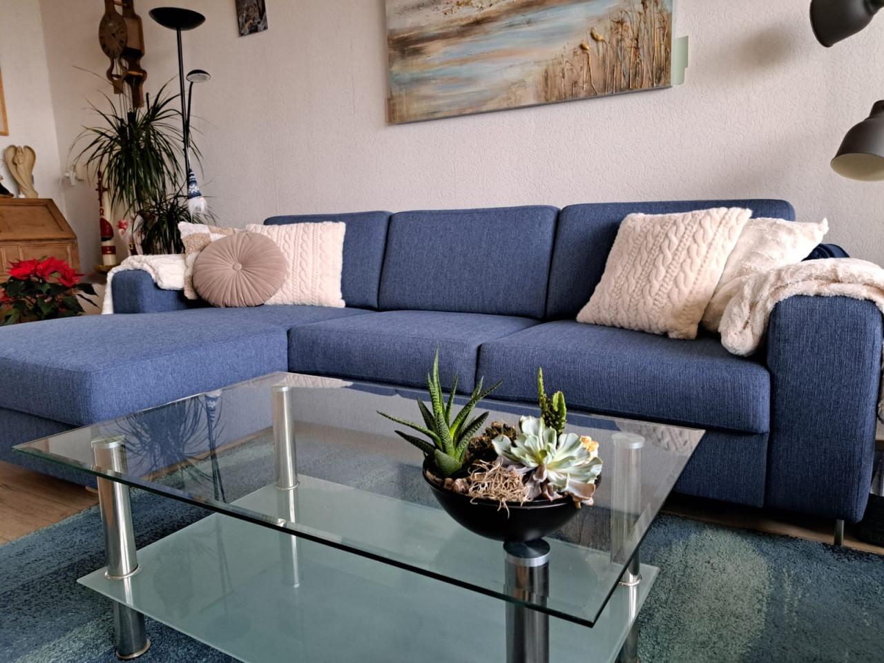 Gezellige blauwe bank met lounge te koop.