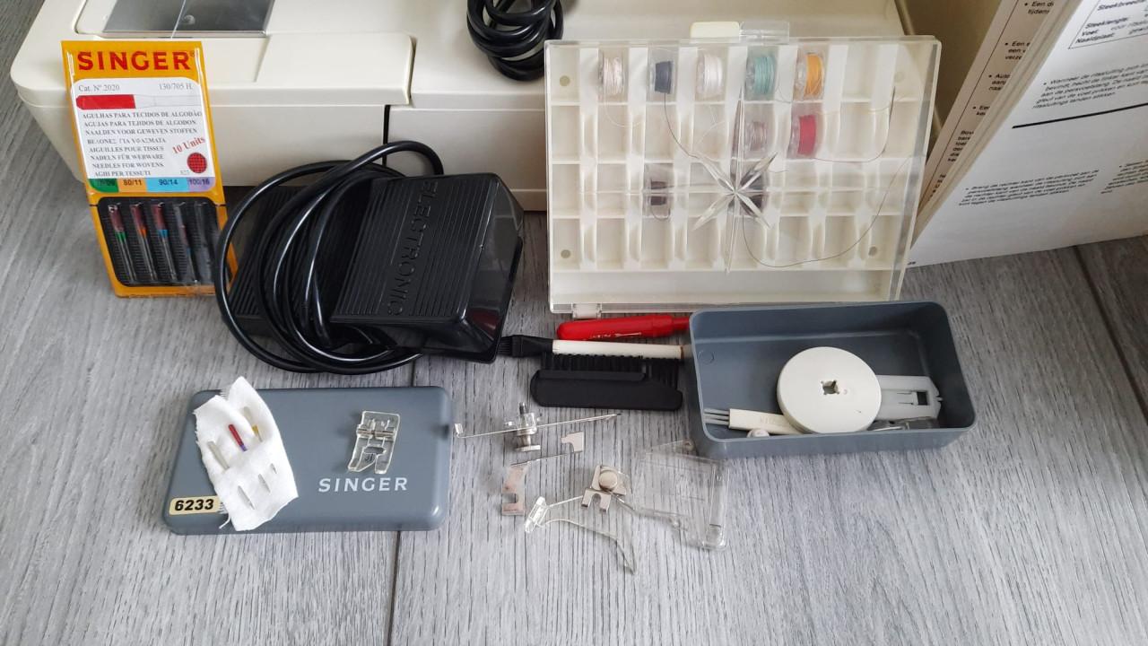 Naaimachine met accessoires