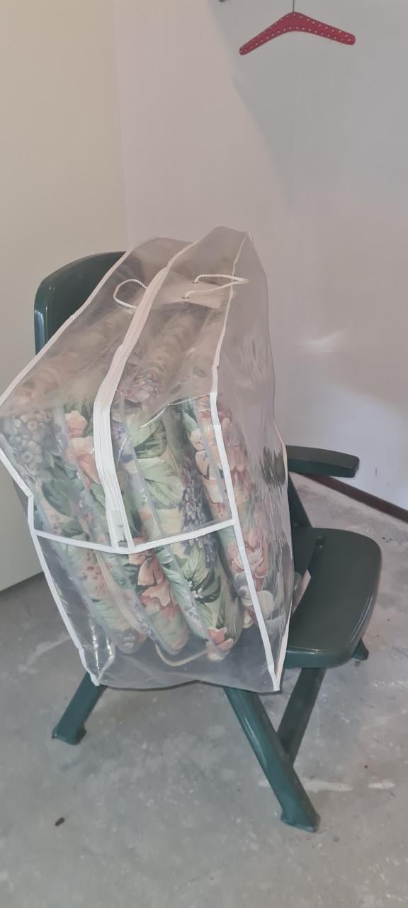 4 tuinstoelkussens in opberghoes