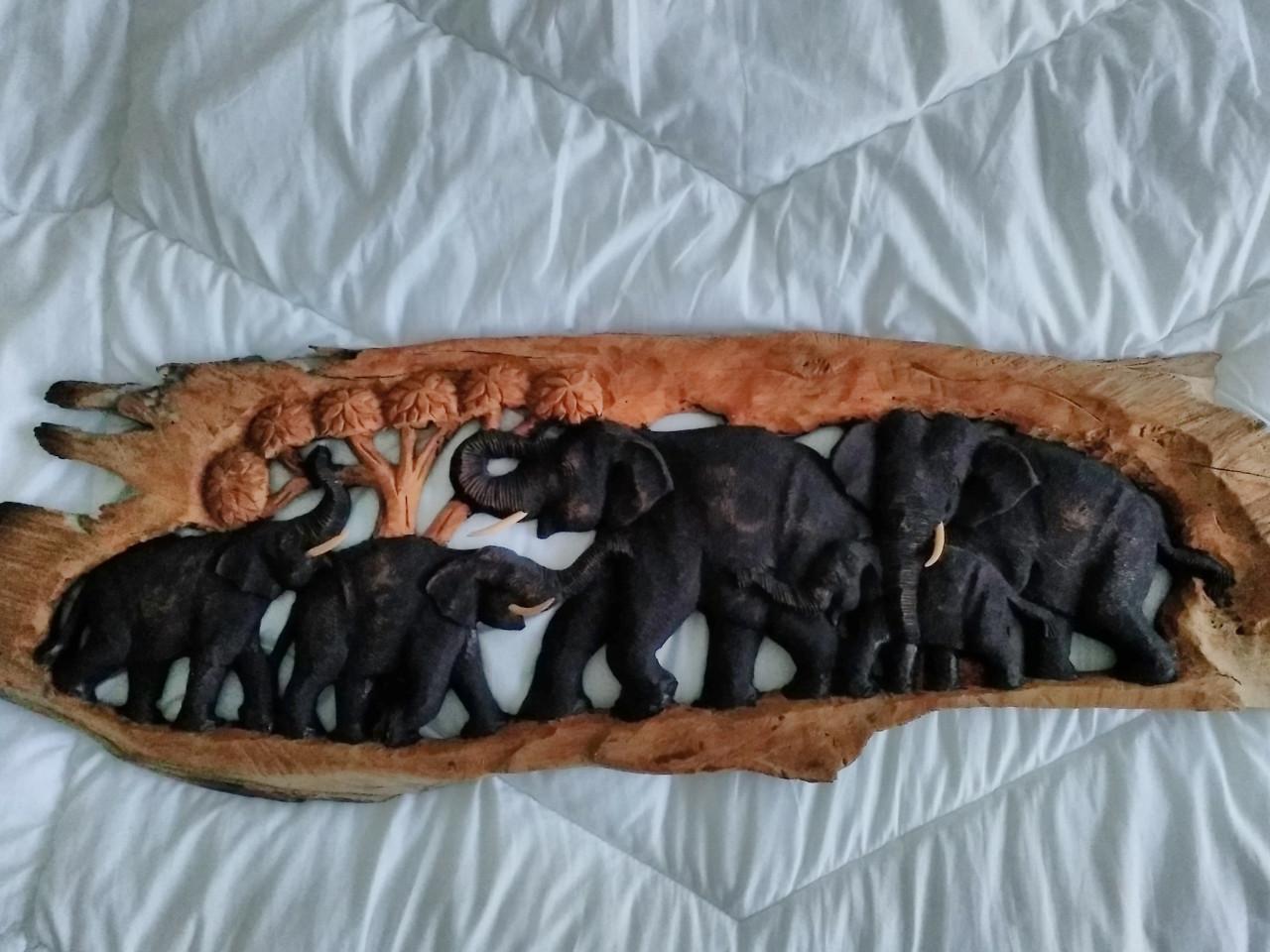 Olifanten in hout uitgesneden