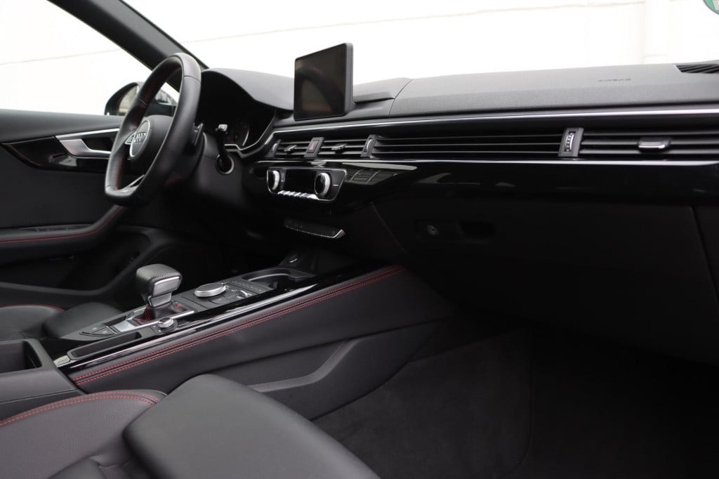 Audi A4 avant 35 tfsi s line black edition 150pk s-tronic