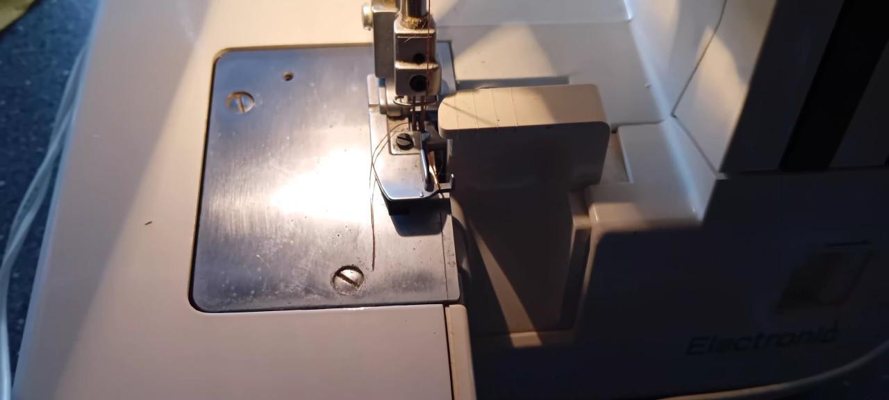 Naaimachine Brother lock 11 met knopendoos