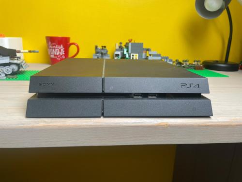 PlayStation 4 fat met controller