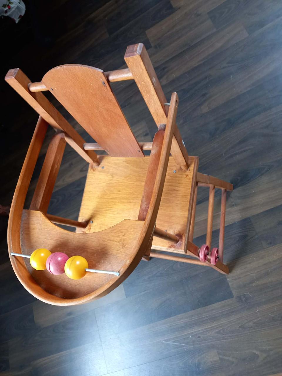 Vintage pop met houten stoeltje