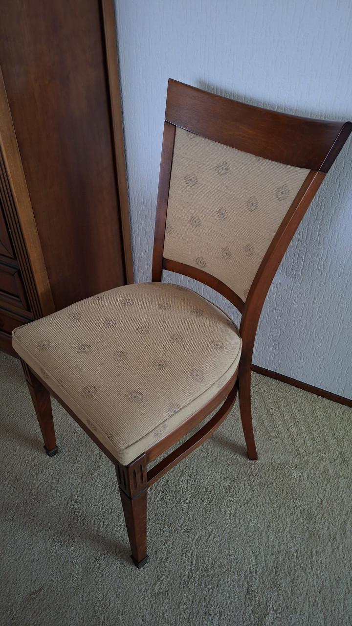 Eetkamertafel + 4 stoelen en 2 armstoelen