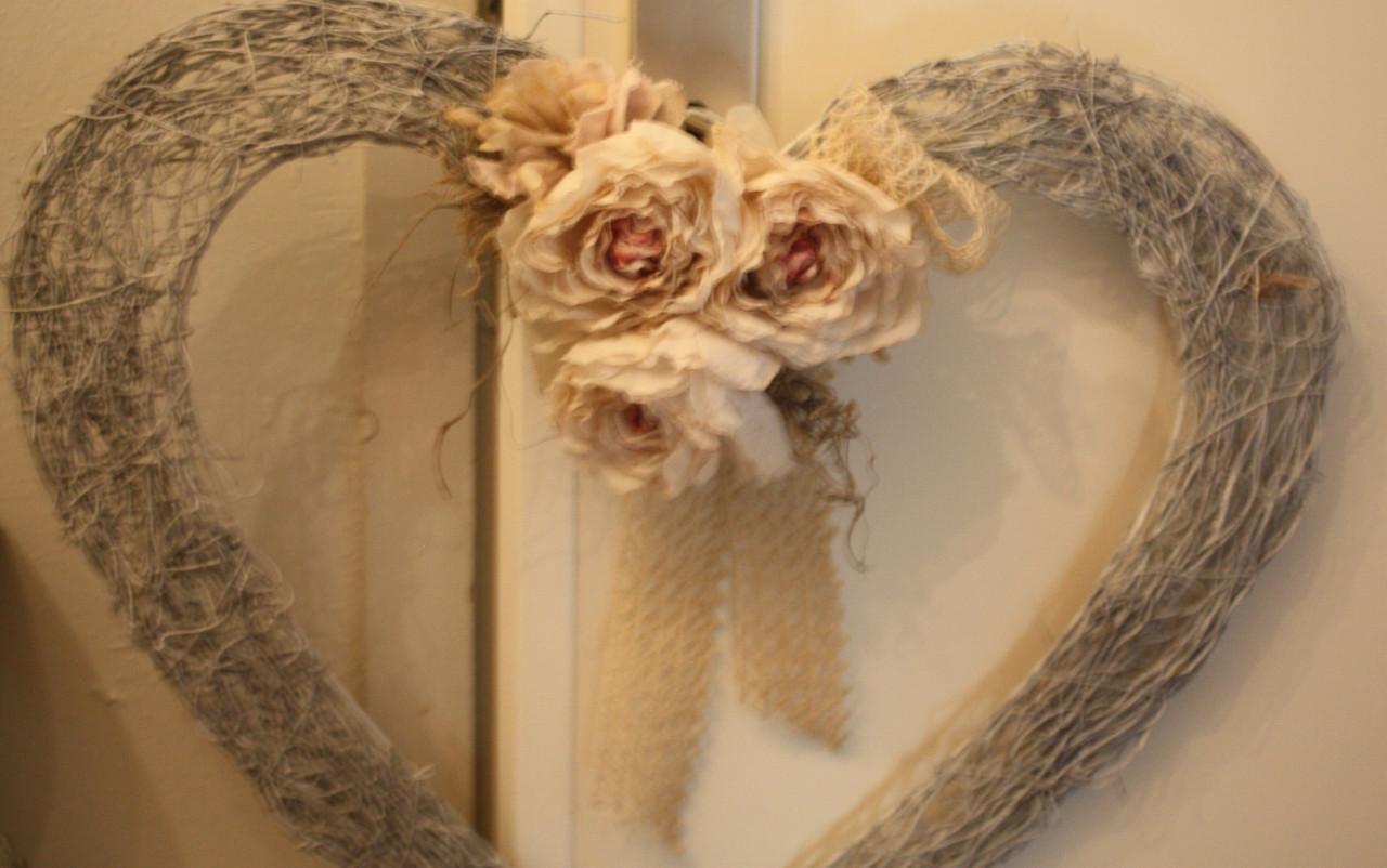 Mooi decoratie hart met metaal riet en papieren pioenrozen